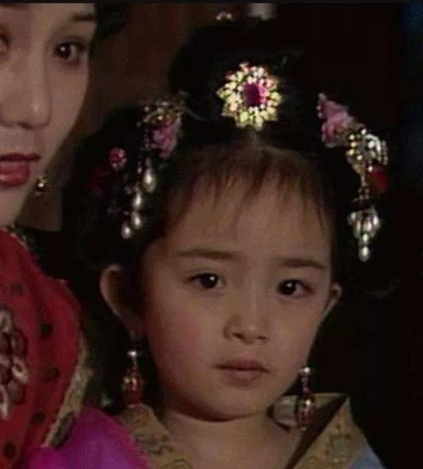 4岁时,杨幂出演了人生中的第一部戏,在《唐明皇》里饰演咸宜公主.